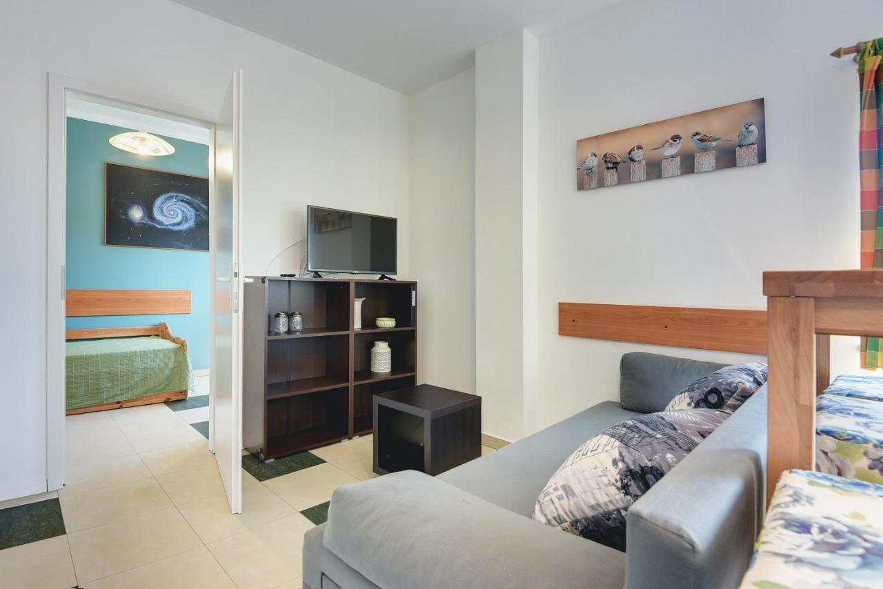 Universe Apartment *