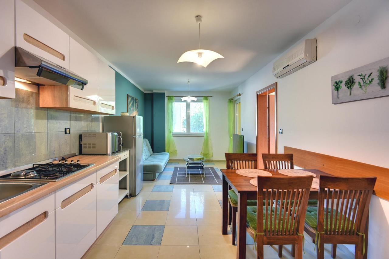 Universe Apartment *
